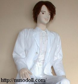 白いスーツを着た人形