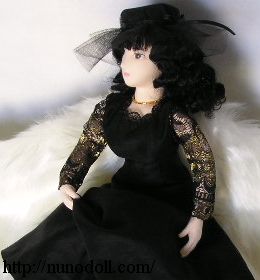 黒いドレスを着た人形
