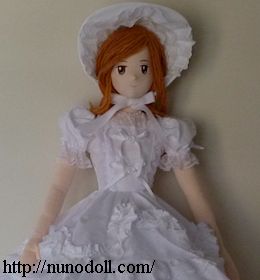 白いドレスの少女人形