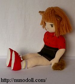 赤いブラウスの猫耳少女