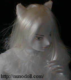 長い爪の白猫